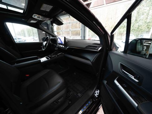 Used 2025 Toyota Sienna XLE Woodland Edition image 27