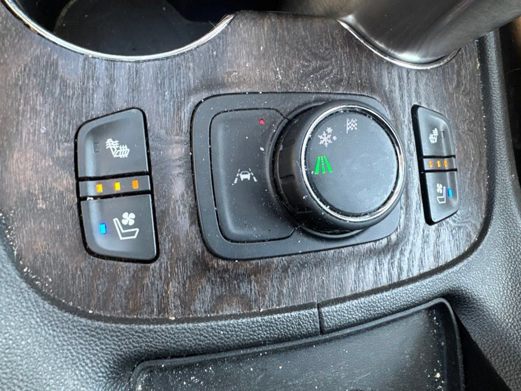 Used 2020 GMC Acadia Denali w/ Technology Package FWD image 35