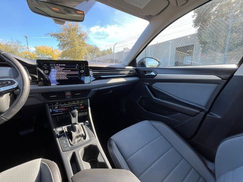 Used 2025 Volkswagen Jetta SE image 34