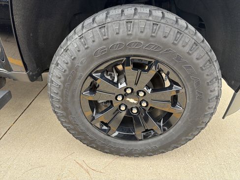 Used 2022 Chevrolet Colorado Z71 w/ Z71 Midnight Edition image 5