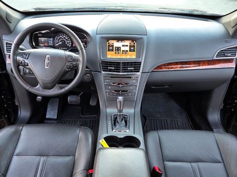 Used 2019 Lincoln MKT AWD image 31