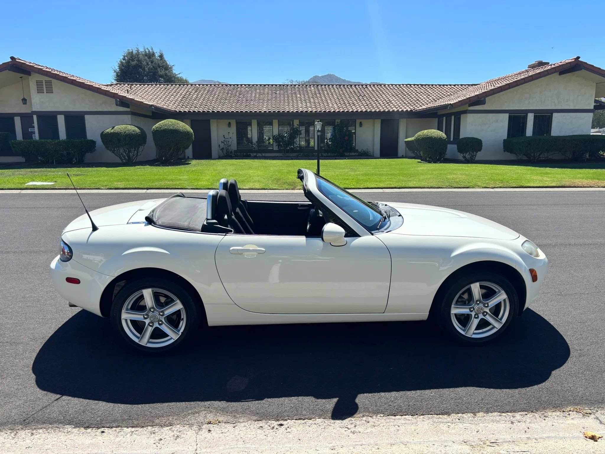 Used 2006 MAZDA MX-5 Miata Touring RWD image 2