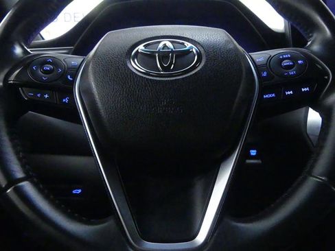 Used 2021 Toyota Venza XLE image 16