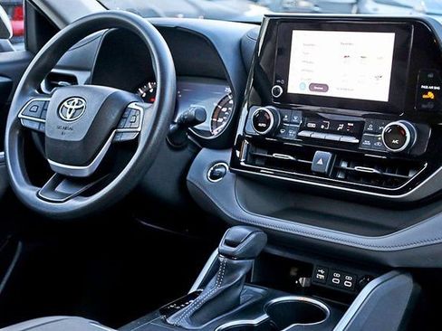 Used 2023 Toyota Highlander L image 26