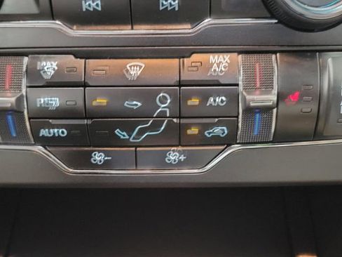 Used 2017 Ford Explorer XLT w/ Equipment Group 202A AWD/4WD image 17