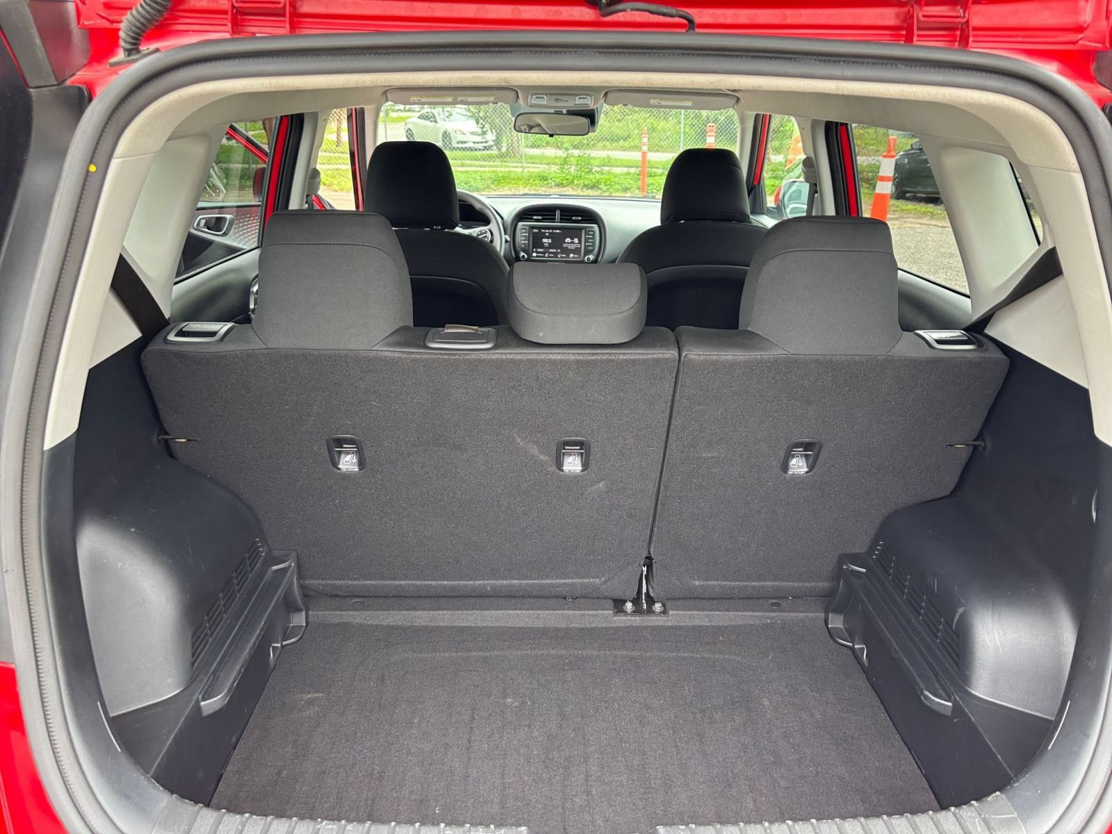Used 2025 Kia Soul LX w/ LX Technology Package FWD image 28