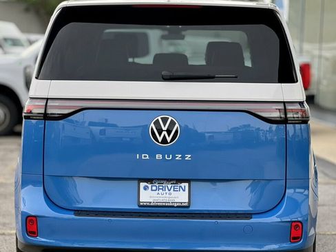 Used 2025 Volkswagen ID. Buzz Pro S RWD image 4