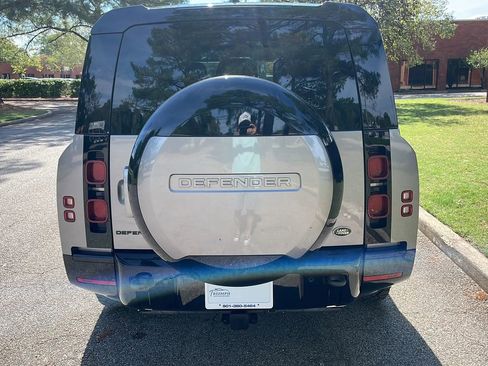 Used 2023 Land Rover Defender 130 X-Dynamic SE image 3