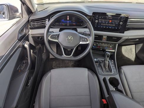 Used 2025 Volkswagen Jetta SE FWD image 29