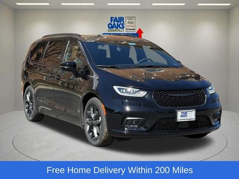 New 2026 Chrysler Pacifica Select w/ S Appearance Package FWD image 1