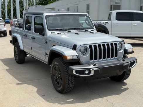 Used 2023 Jeep Gladiator Sport AWD/4WD image 4