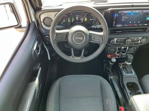 Used 2024 Jeep Wrangler Unlimited image 13