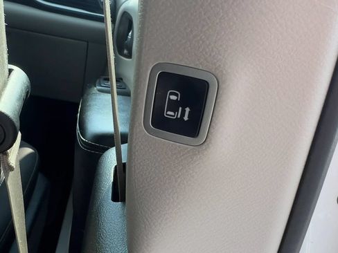 Used 2022 Chrysler Voyager LX FWD image 22