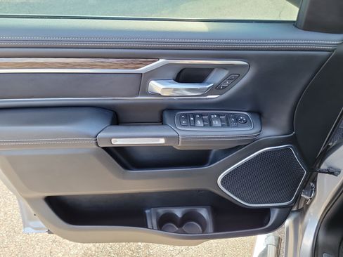 Used 2019 RAM 1500 Laramie AWD/4WD image 18