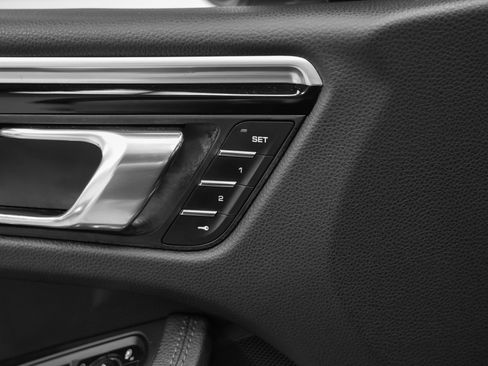 Certified 2017 Porsche Macan AWD/4WD image 24