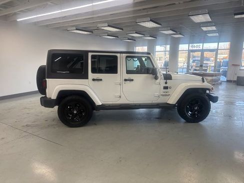 Used 2017 Jeep Wrangler Unlimited Sahara image 13