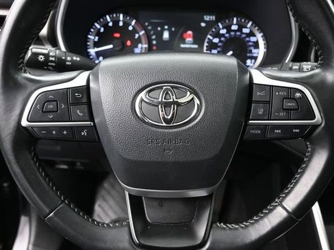 Used 2023 Toyota Highlander XLE AWD/4WD image 19