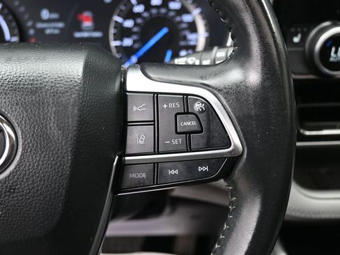 Used 2021 Toyota Highlander XLE AWD/4WD image 21