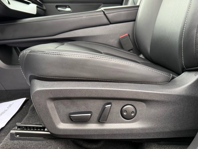 Used 2025 Nissan Murano SV FWD image 14