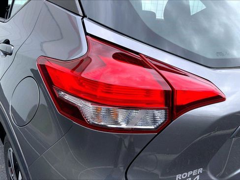 Used 2018 Nissan Kicks SV image 27