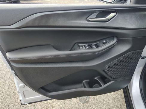 New 2025 Jeep Grand Cherokee L Altitude image 12