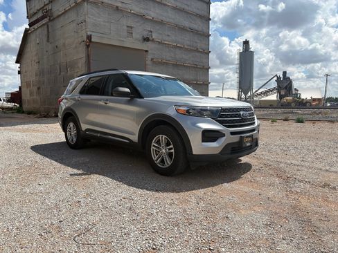 Used 2022 Ford Explorer XLT AWD/4WD image 2