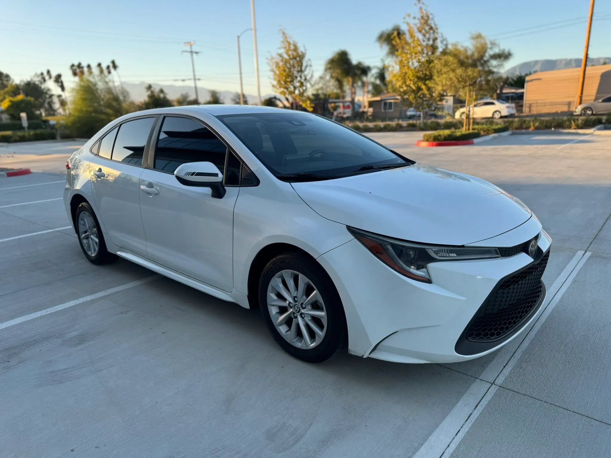 Used 2020 Toyota Corolla LE FWD image 1
