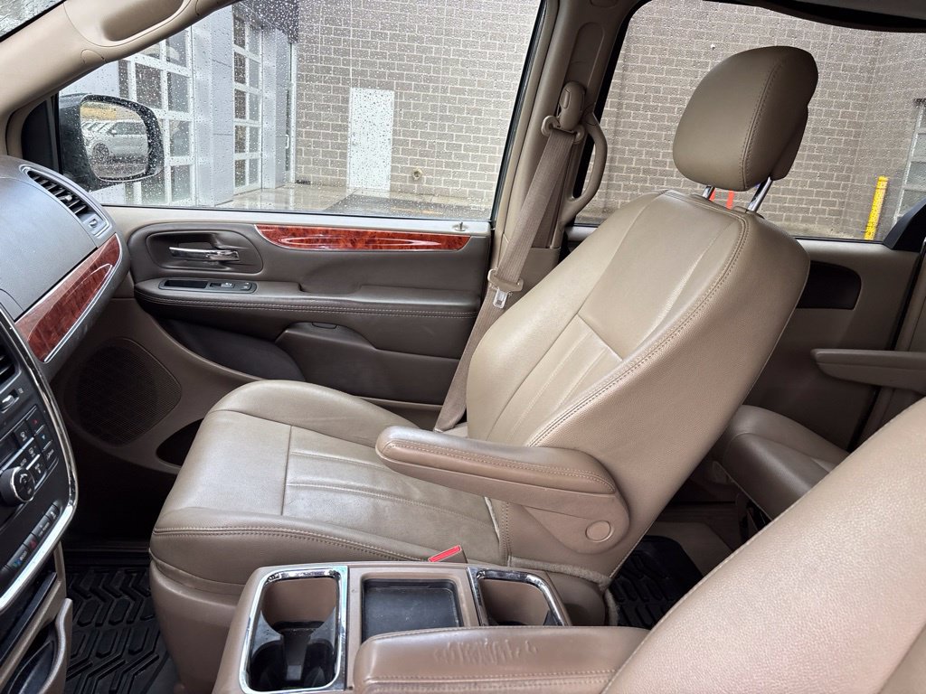 Used 2016 Chrysler Town & Country Touring FWD image 4