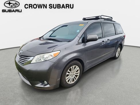 Used 2017 Toyota Sienna XLE image 1
