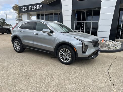 Used 2024 Cadillac XT4 Premium Luxury image 2