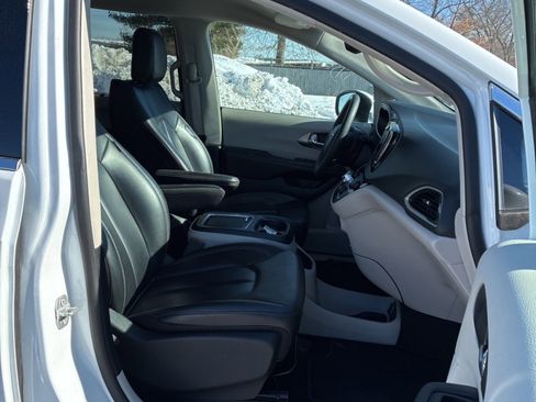 Used 2023 Chrysler Pacifica Touring-L image 10