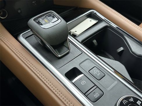 Certified 2024 Nissan Pathfinder Platinum w/ Black Appearance Package image 33