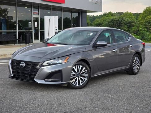 Used 2024 Nissan Altima 2.5 SV w/ SV Premium Package FWD image 2