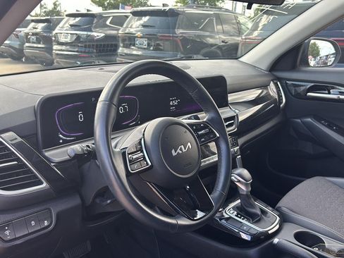 Certified 2025 Kia Seltos S FWD image 11