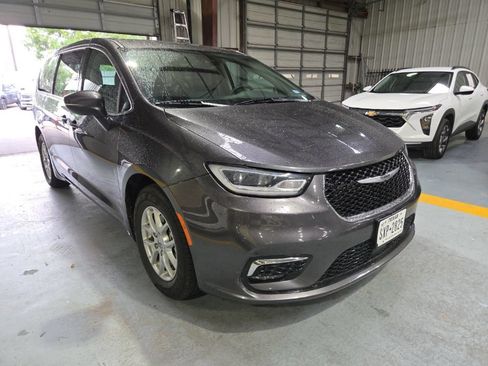 Used 2023 Chrysler Pacifica Touring-L FWD image 6