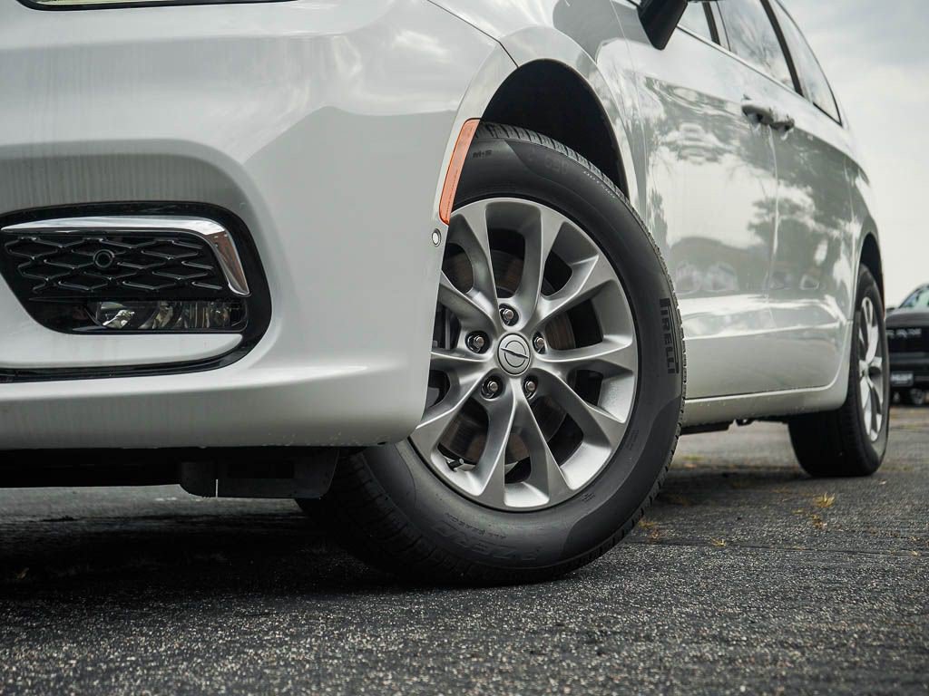 New 2026 Chrysler Pacifica Select AWD/4WD image 6