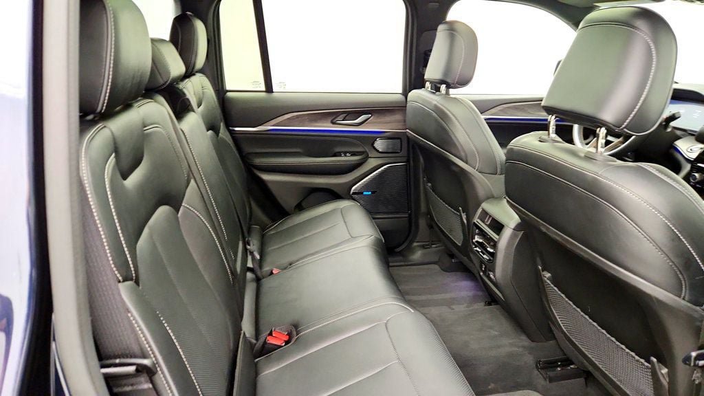 Used 2023 Jeep Grand Cherokee Overland AWD/4WD image 24