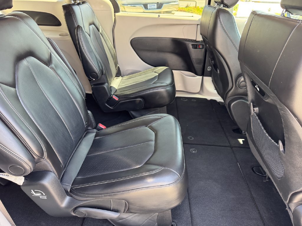 Used 2023 Chrysler Pacifica Touring-L FWD image 13