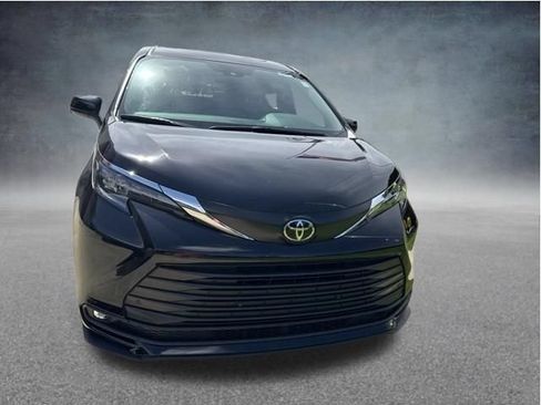 Used 2026 Toyota Sienna XLE FWD image 10