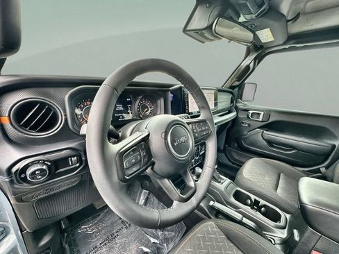 Certified 2025 Jeep Gladiator Mojave AWD/4WD image 11