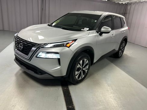 Used 2023 Nissan Rogue SV image 3