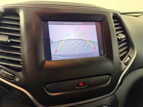 Used 2019 Jeep Cherokee Latitude w/ Popular Appearance Group FWD image 17