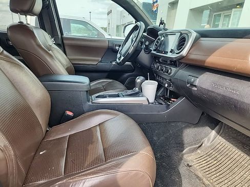 Used 2017 Toyota Tacoma Limited w/ Tow Package image 10