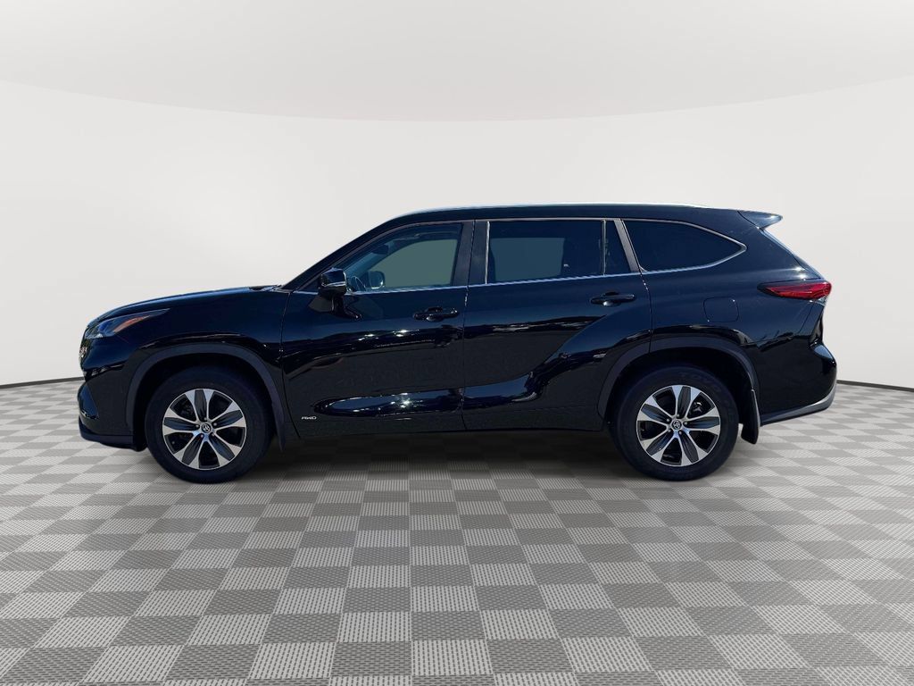Used 2023 Toyota Highlander XLE AWD/4WD image 4