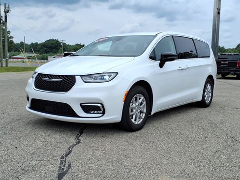 Used 2024 Chrysler Pacifica Touring-L FWD image 3
