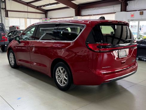 Used 2025 Chrysler Pacifica Select FWD image 4