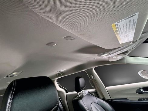 Used 2022 Chrysler Pacifica Touring-L image 27