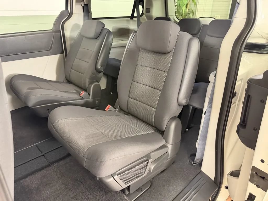 Used 2009 Dodge Grand Caravan SXT w/ Entertainment Group 2 FWD image 27