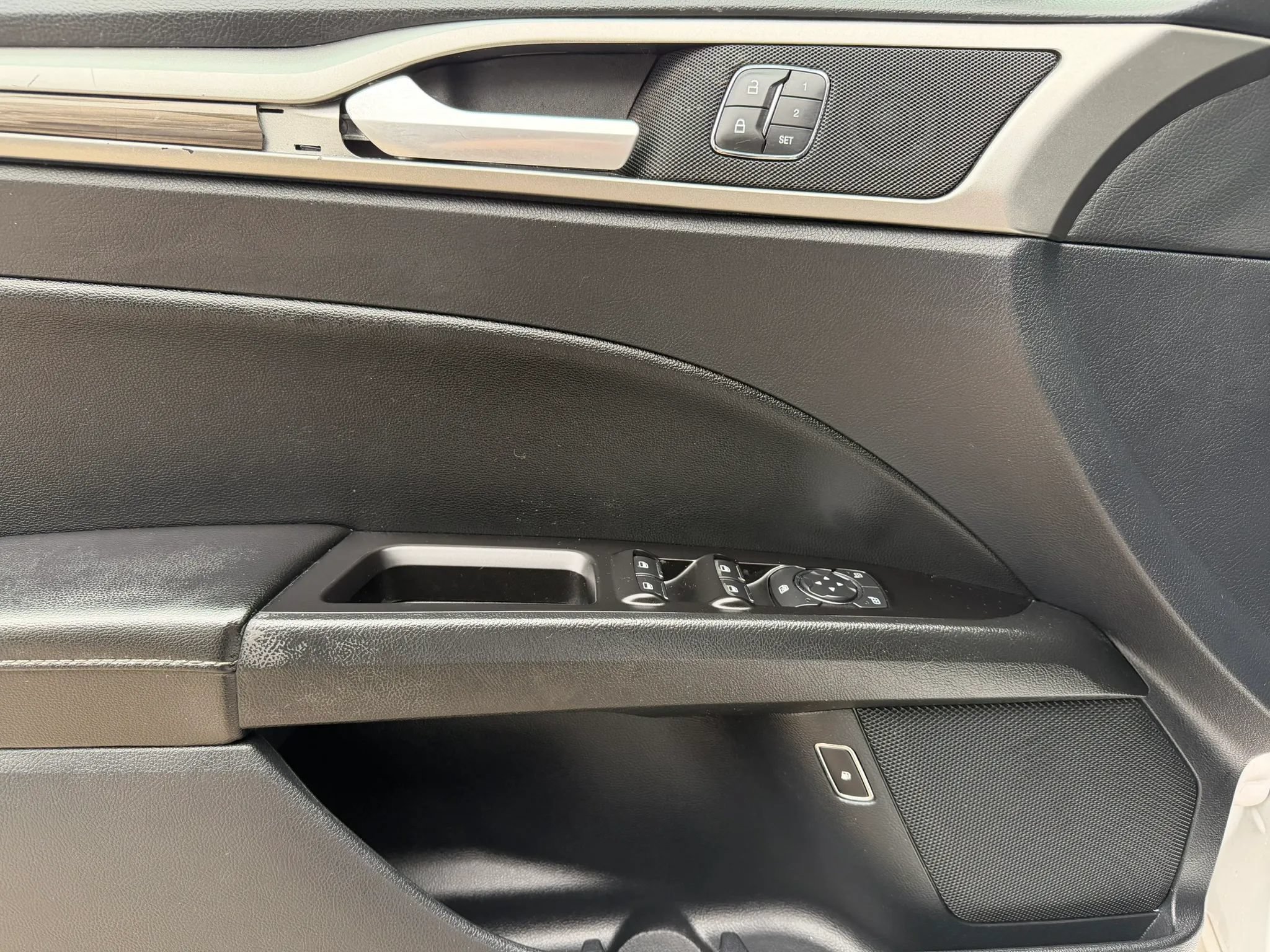 Used 2020 Ford Fusion SEL FWD image 9