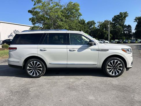 Used 2024 Lincoln Navigator Reserve AWD/4WD image 2